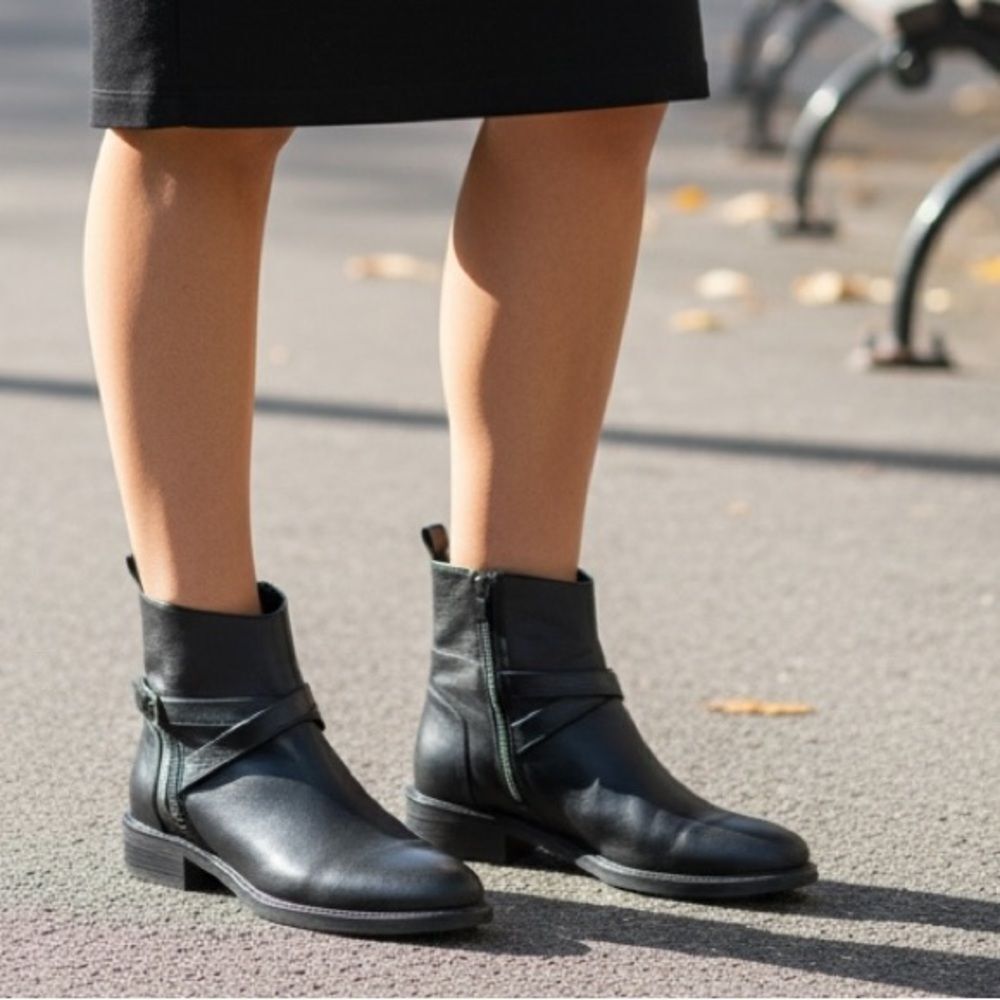 Aquatalia Black Leather Ankle Boots for Women